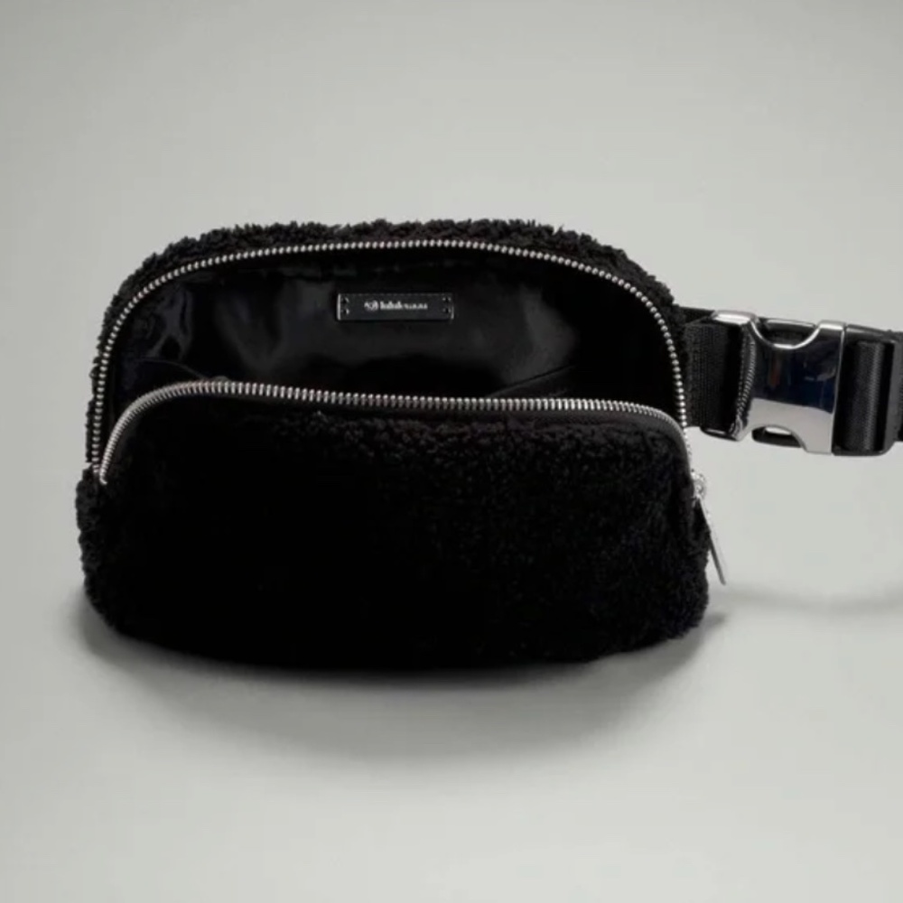 Lululemon Everywhere Belt Bag Black Fleece - Picture 9 of 9
